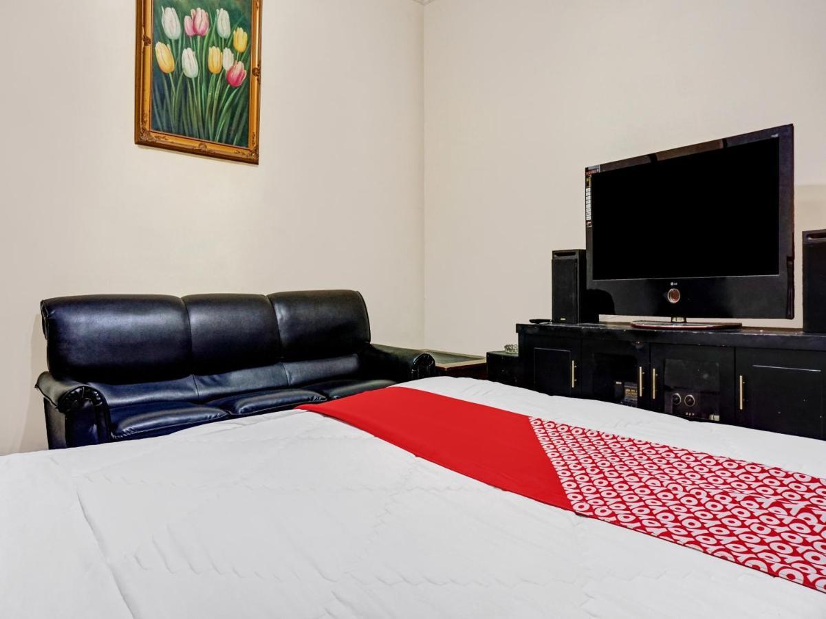 Oyo 90702 Wisma Tobana Kebayoran Mencil Esterno foto